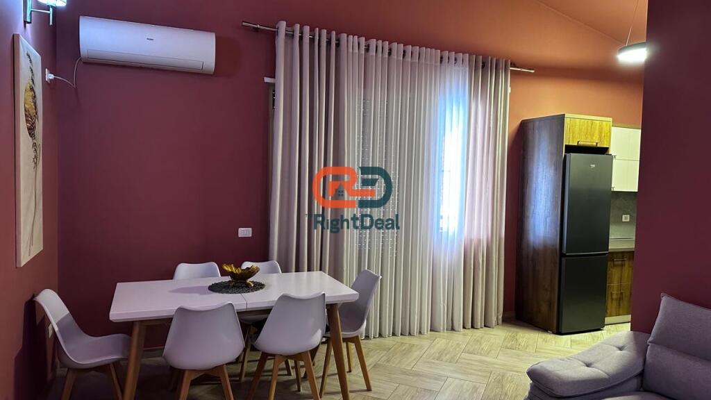 Prane Liqenit ,Jepet Me Qira Super Penthouse Me Pamje Nga Liqeni!