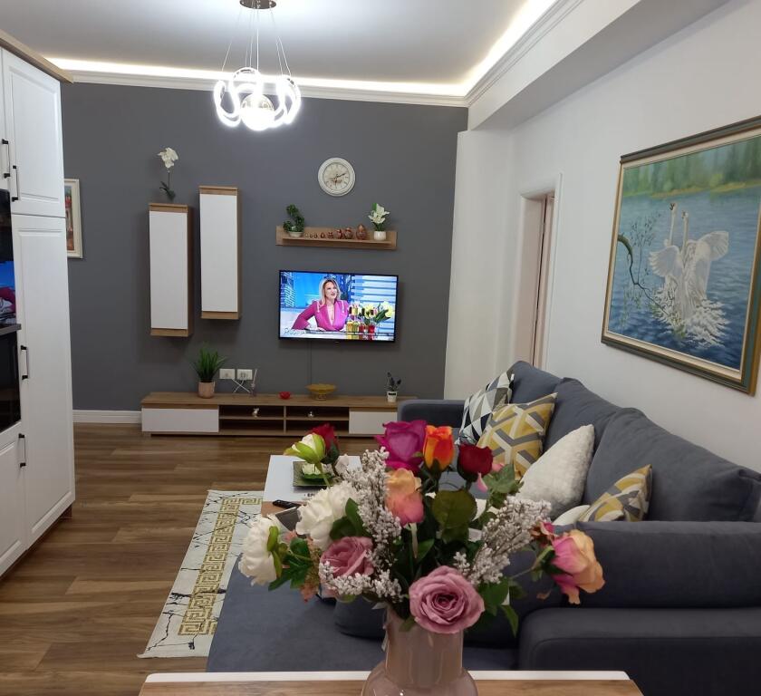 Jepet me Qera Apartament 1+1 prane Gjimnazit Petro Nini