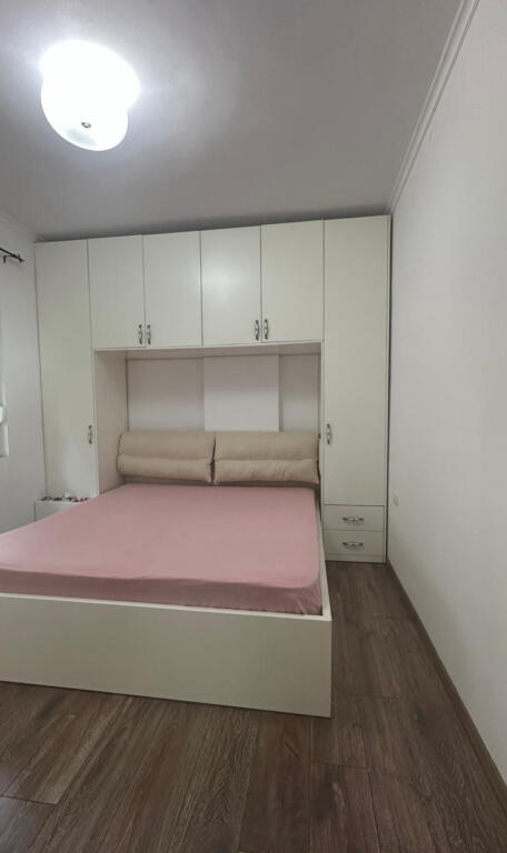 Jepet apartament 1+1 me qera tek Liqeni Thate , rr Peti