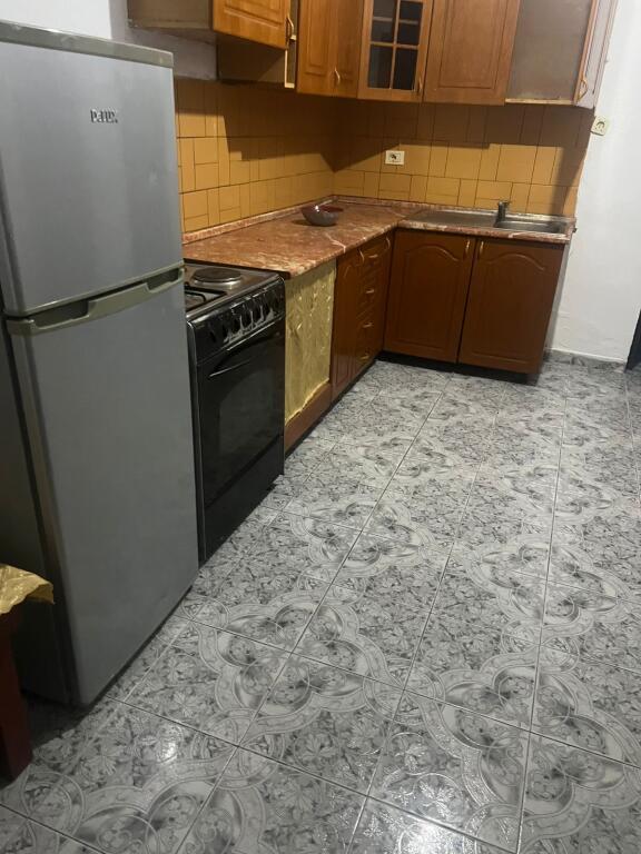 Affittasi 1+1 KOMBINAT PIANO 1 casa privata 35.000 lek