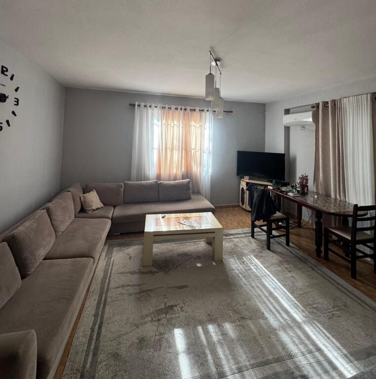 Në shitje 1+1+kuzhinë më vete📍Fresk / Tek Shkolla 17 Nentori (Rruga Thesarit) Pallat i ri (kati 1+ Depo ) 115.000 euro