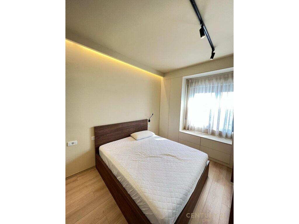 Jepet me qira apartament 1+1 me post parkimi në qendër të Tiranës
