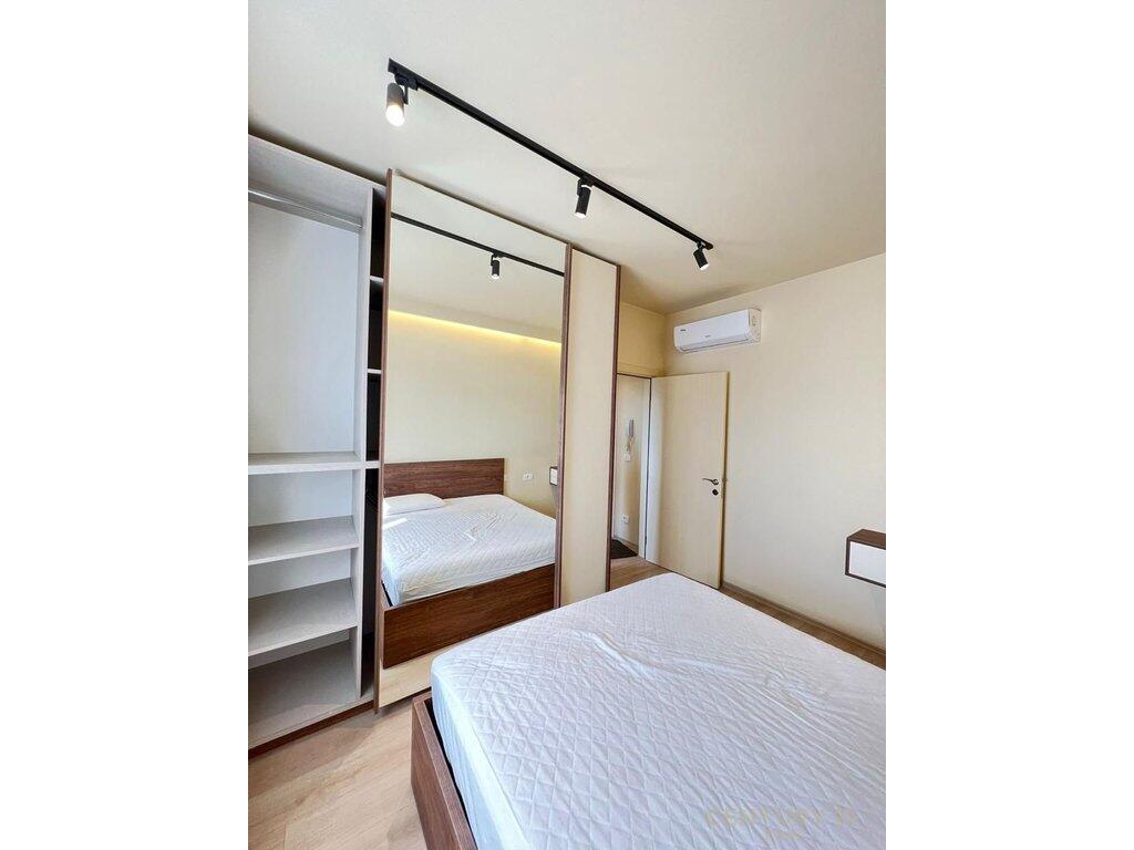 Jepet me qira apartament 1+1 me post parkimi në qendër të Tiranës