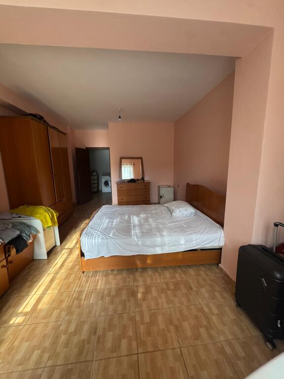 Në shitje 1+1+kuzhinë më vete📍Fresk / Tek Shkolla 17 Nentori (Rruga Thesarit) Pallat i ri (kati 1+ Depo ) 115.000 euro
