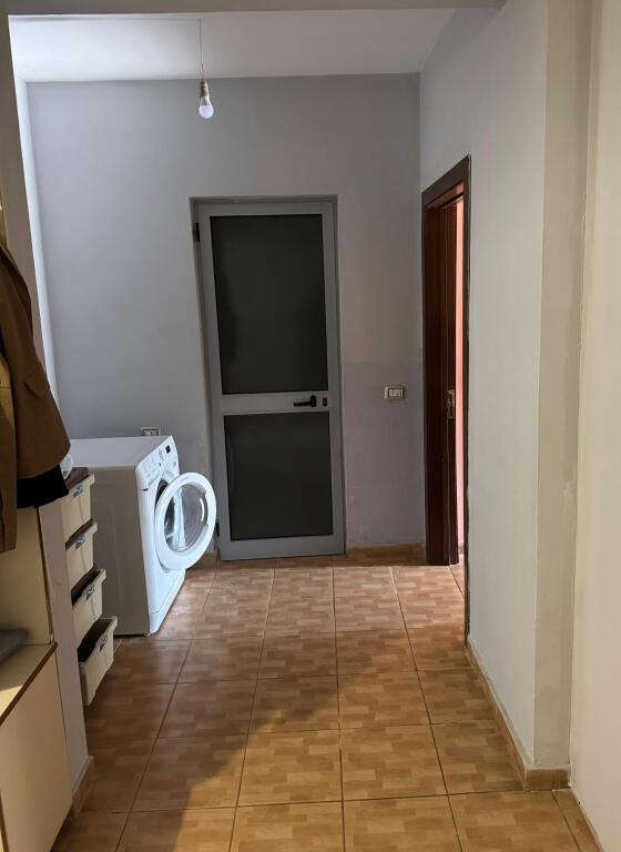 Në shitje 1+1+kuzhinë më vete📍Fresk / Tek Shkolla 17 Nentori (Rruga Thesarit) Pallat i ri (kati 1+ Depo ) 115.000 euro