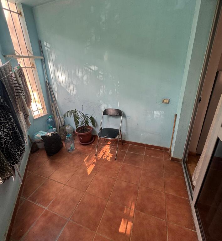 Në shitje 1+1+kuzhinë më vete📍Fresk / Tek Shkolla 17 Nentori (Rruga Thesarit) Pallat i ri (kati 1+ Depo ) 115.000 euro
