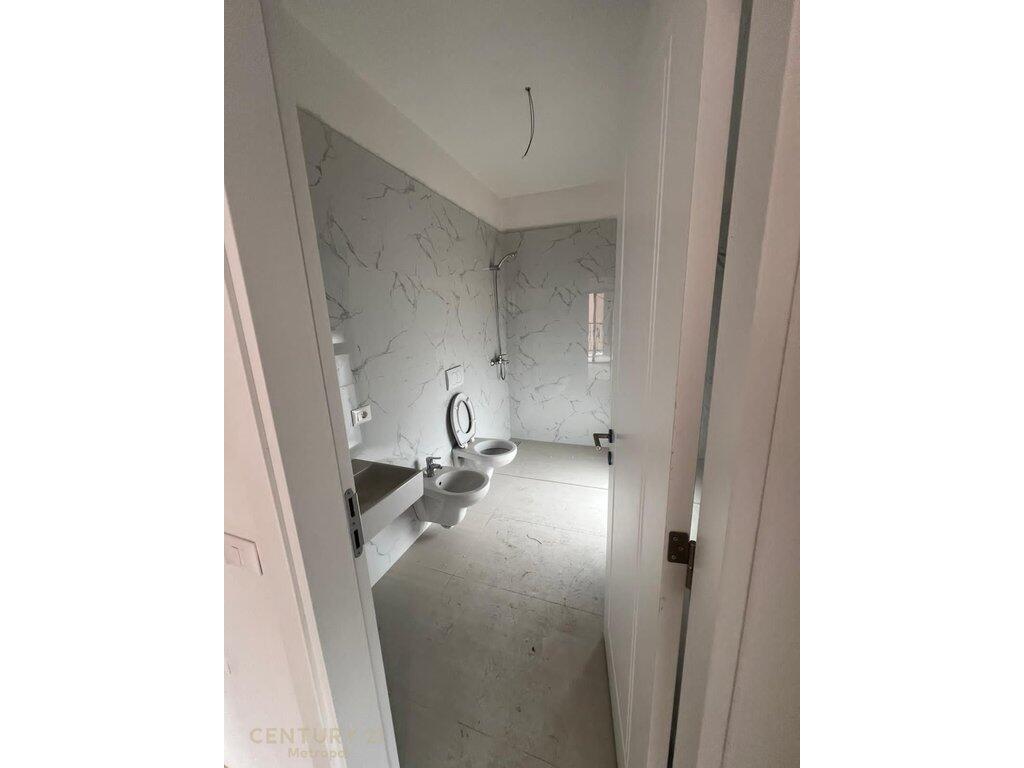 Apartment 2+1+2+ parking space, for residence or office on Bulevardi i Ri !
