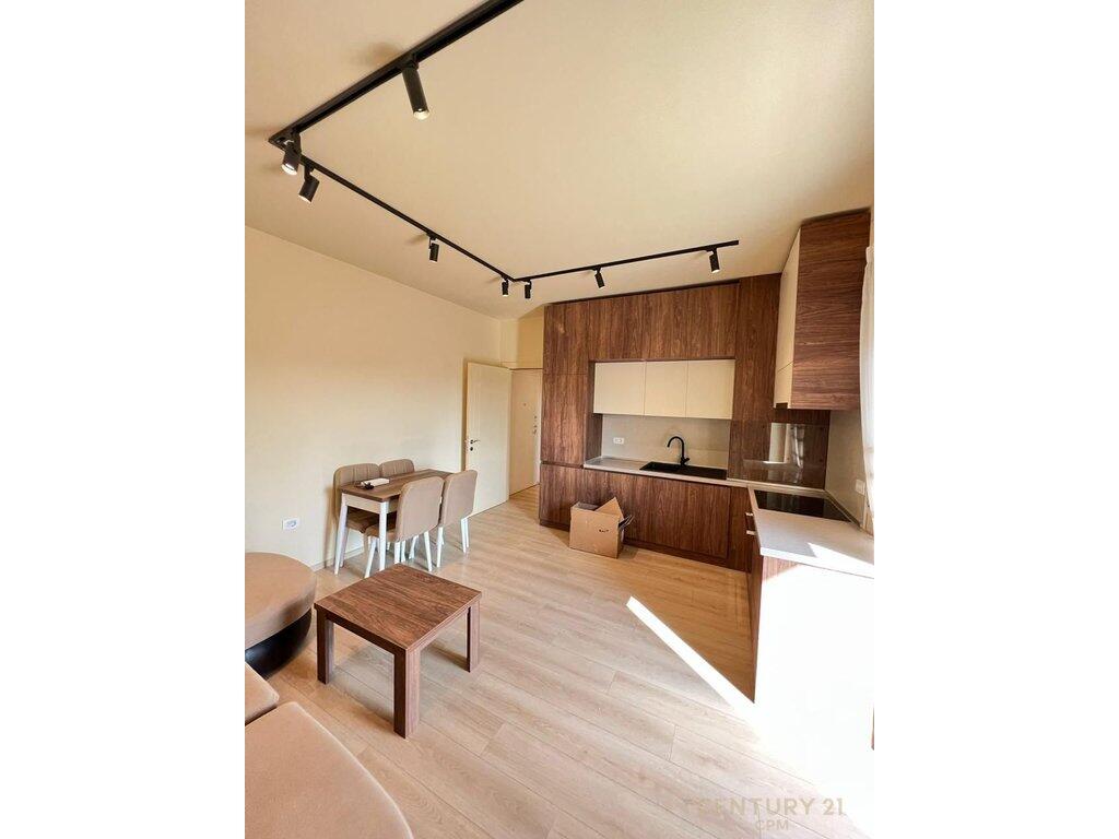 Jepet me qira apartament 1+1 me post parkimi në qendër të Tiranës