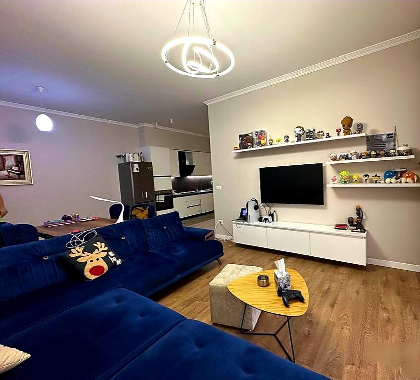 Jepet me qera apartament 2+1tek Komuna e Parisit