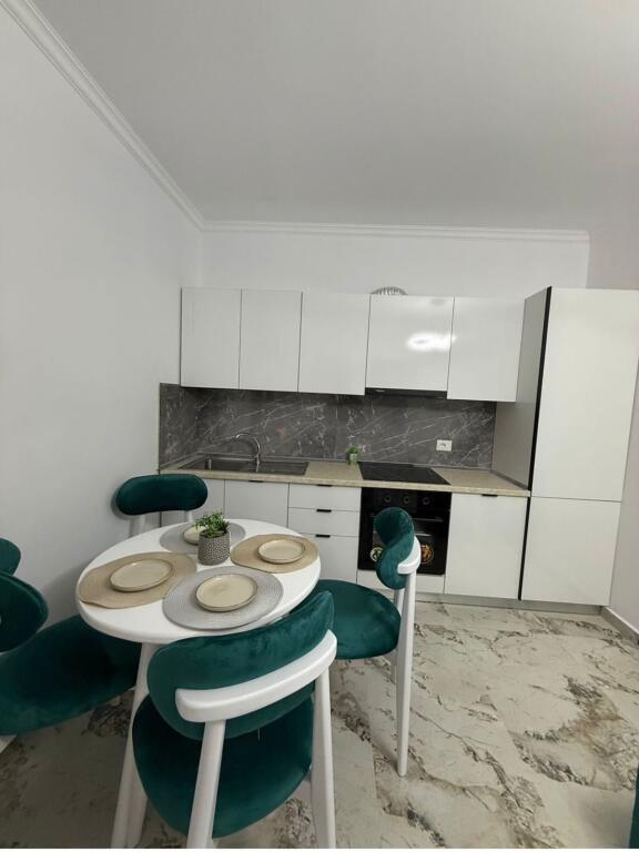 Shitet apartament 1+1 Veranda+Depo. Shkembi Kavajes