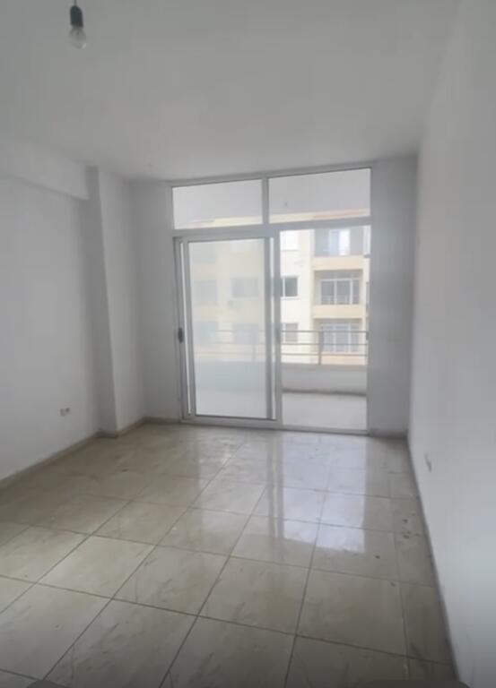 Shitet apartament 2+1+verande, Astir