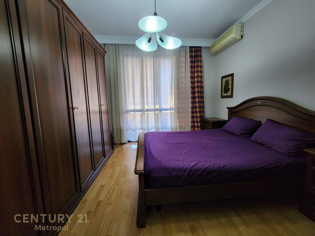 Jepet me qira apartament 2+1 në zonën e rrugës Muhamet Gjollesha, pranë Sheshit “Zogu i Zi”.