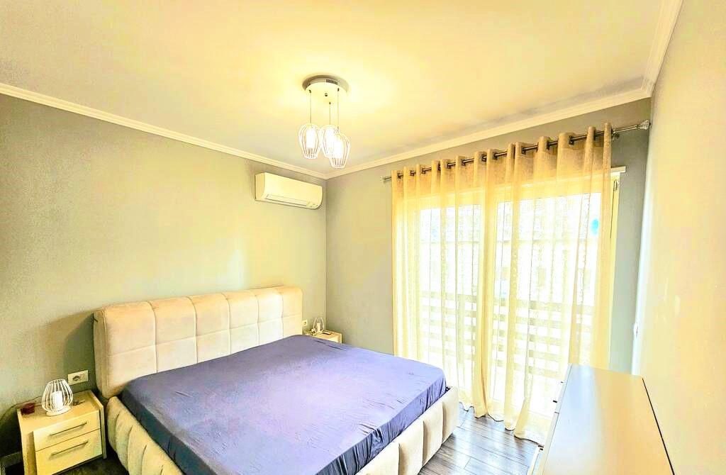 APARTAMENT 2+1+POST PARKIMI  ME QIRA NE RRUGEN E BARRIKADAVE