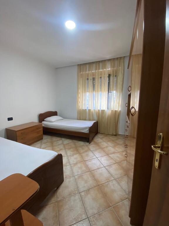📢 Jepet me qira apartament 2+1 në qendër!