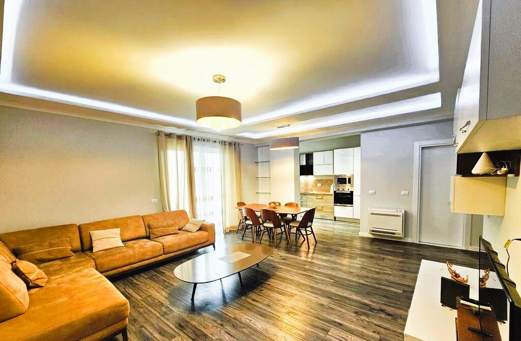 APARTAMENT 2+1+POST PARKIMI  ME QIRA NE RRUGEN E BARRIKADAVE