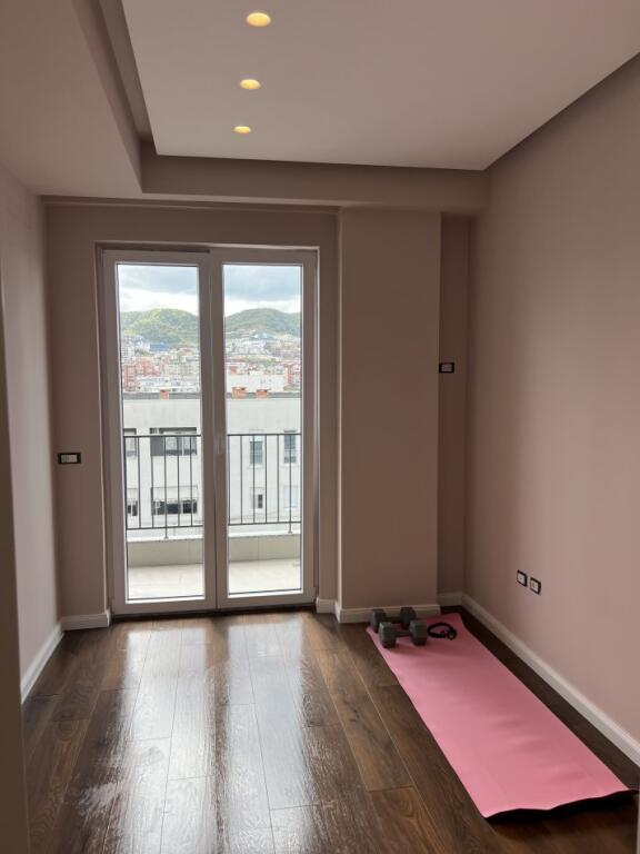 JEPET ME QIRA 2+1+2 KOMUNA E PARISIT 1100 EURO