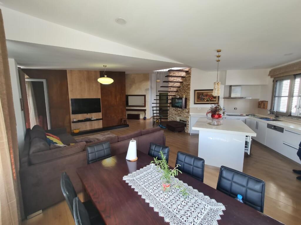 Penthouse 3+2 banjo+1 verande te Liqeni i Thate
