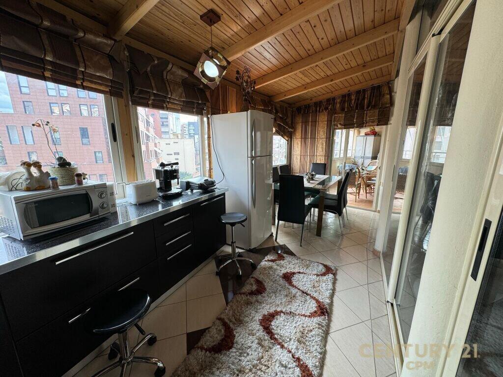 Apartament 2+1 për Qira në Rruga Barrikadave, Tirana