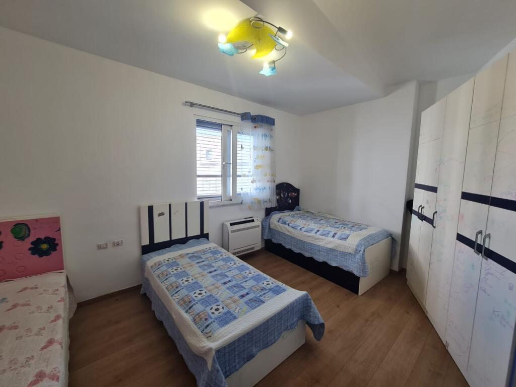 Penthouse 3+2 banjo+1 verande te Liqeni i Thate