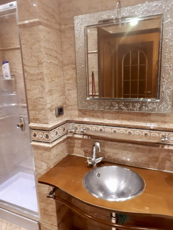 📍 Apartament 3+1 për Qira – Rruga Donika Kastrioti, Qendër, Tiranë