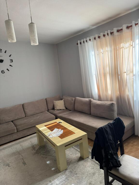 Në shitje 1+1+kuzhinë më vete📍Fresk / Tek Shkolla 17 Nentori (Rruga Thesarit) Pallat i ri (kati 1+ Depo ) 115.000 euro