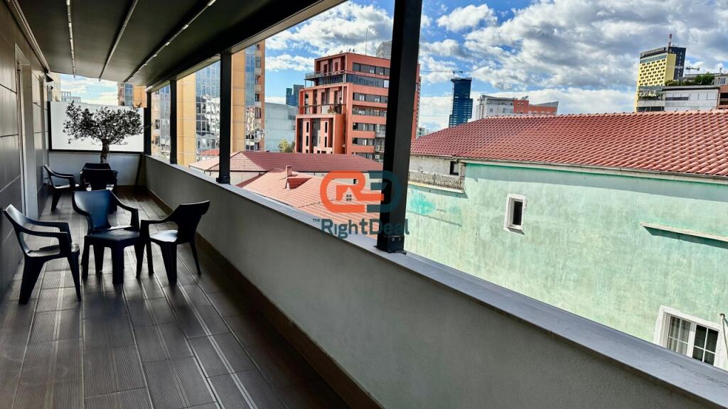 Ne Qender ,Jepet Me Qira Apartament 2+1+2+Verande Totalisht I Investuar!