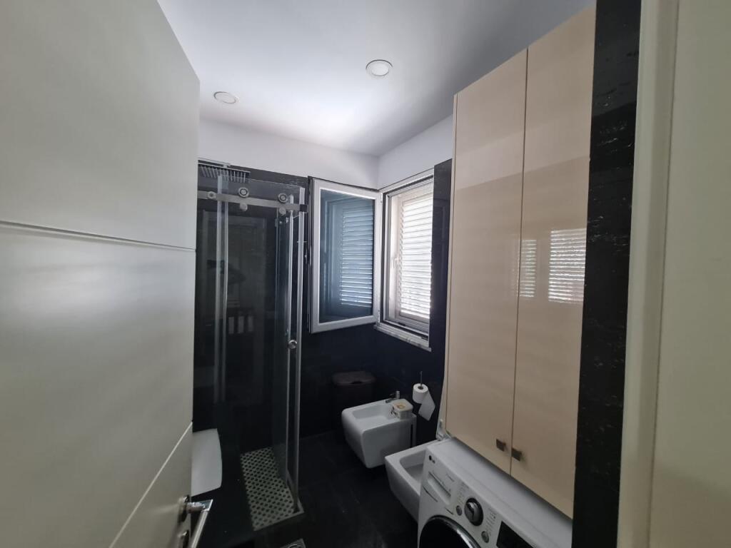 Penthouse 3+2 banjo+1 verande te Liqeni i Thate