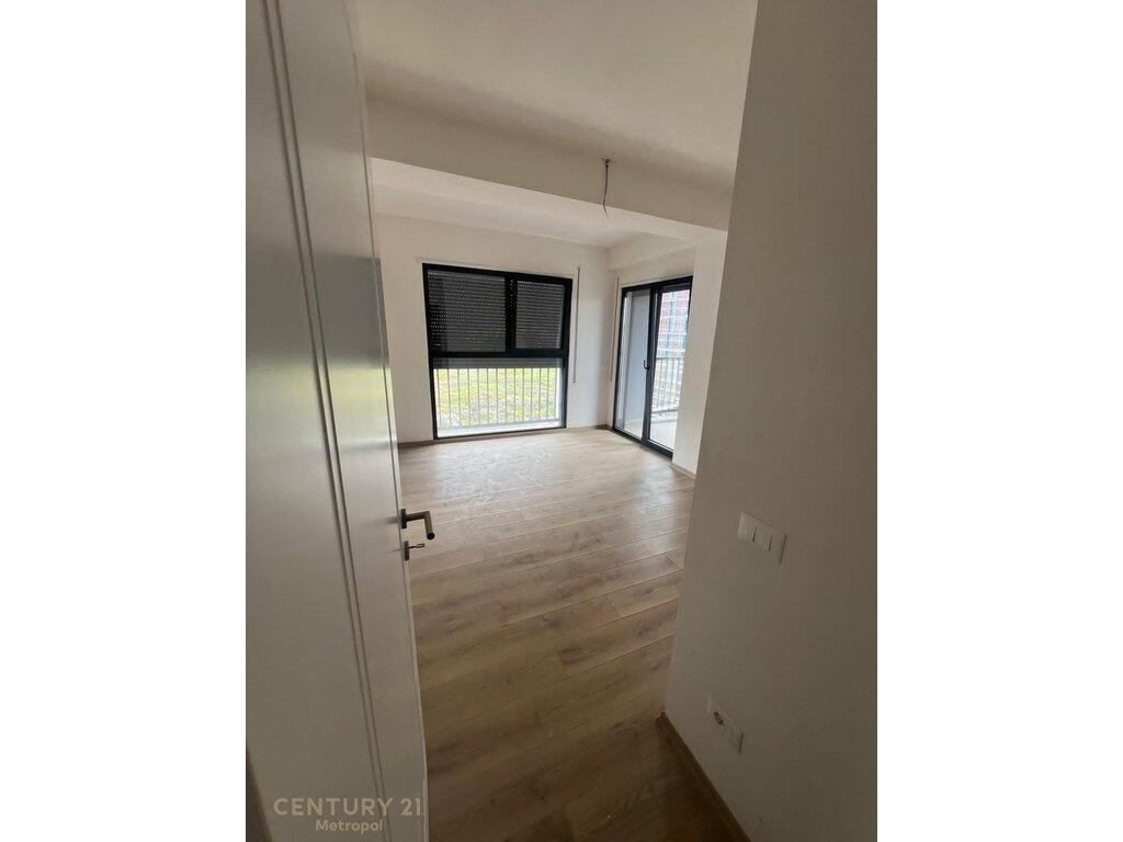 Apartment 2+1+2+ parking space, for residence or office on Bulevardi i Ri !