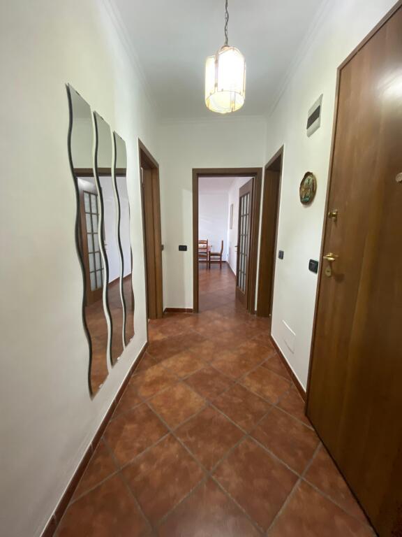📢 Jepet me qira apartament 2+1 në qendër!