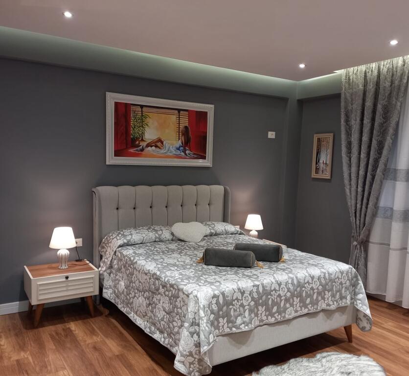 Jepet me Qera Apartament 1+1 prane Gjimnazit Petro Nini