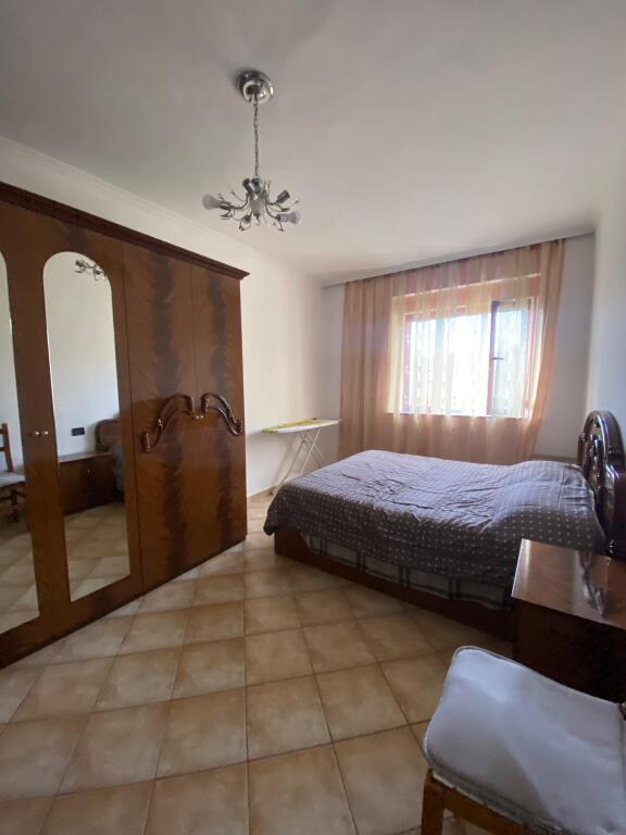 📢 Jepet me qira apartament 2+1 në qendër!