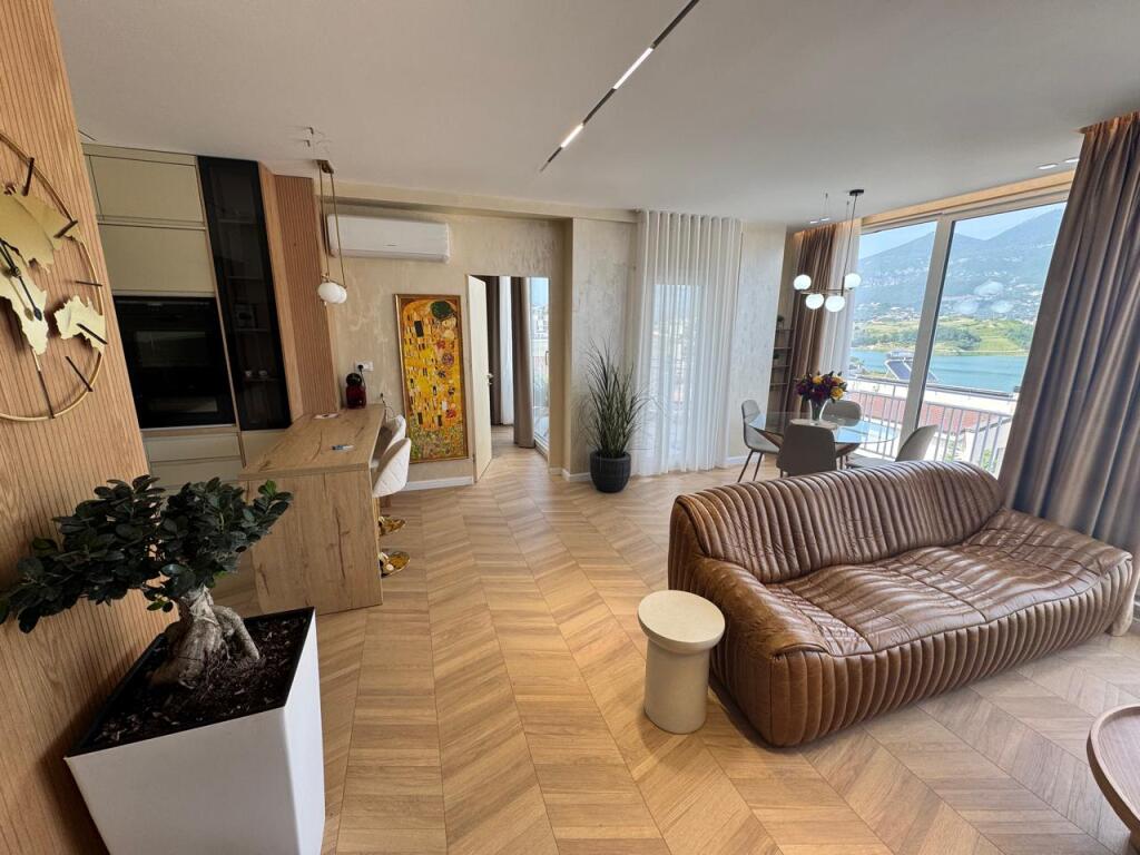 Apartament 2+1 + Parking ne Farke me pamje nga Liqeni!
