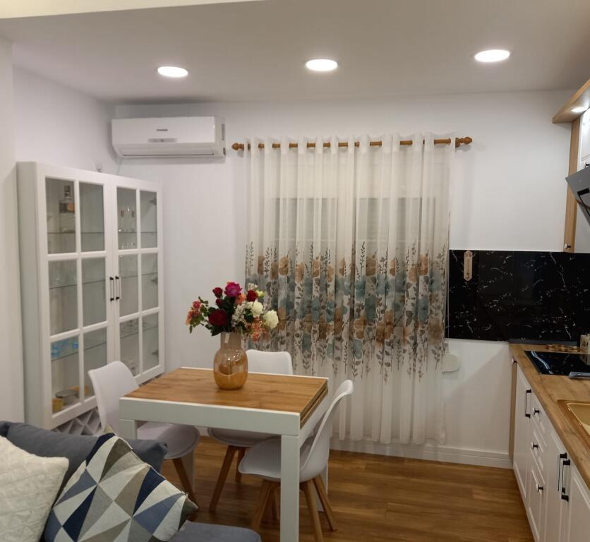 Jepet me Qera Apartament 1+1 prane Gjimnazit Petro Nini
