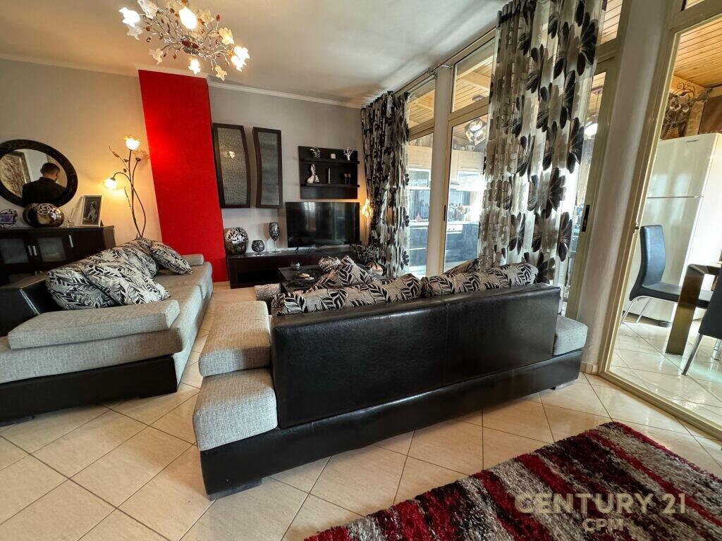 Apartament 2+1 për Qira në Rruga Barrikadave, Tirana