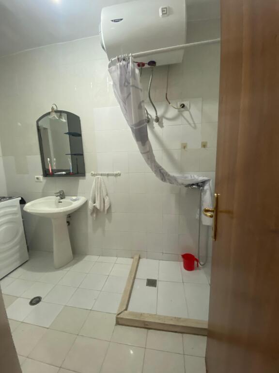 📢 Jepet me qira apartament 2+1 në qendër!
