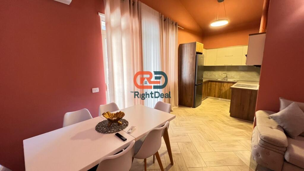 Prane Liqenit ,Jepet Me Qira Super Penthouse Me Pamje Nga Liqeni!