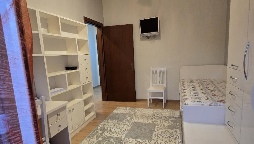 Jepet apartament 2+1+2 tek pazari ri , sheshi avni rustemi