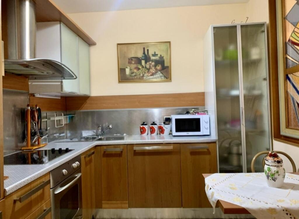 📍 Apartament 3+1 për Qira – Rruga Donika Kastrioti, Qendër, Tiranë
