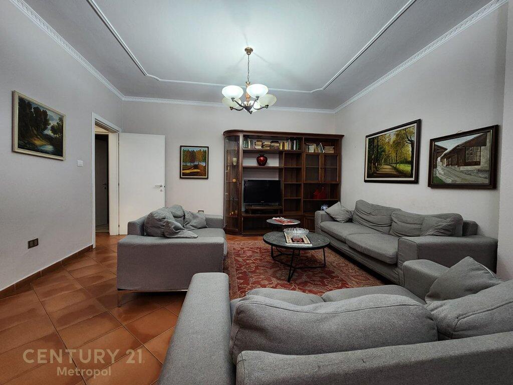 JEPET ME QERA APARTAMENT 2+1 TEK RRUGA MUHAMET GJOLLESHA!
