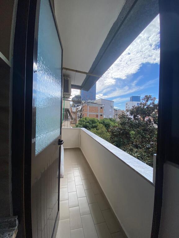 📢 Jepet me qira apartament 2+1 në qendër!