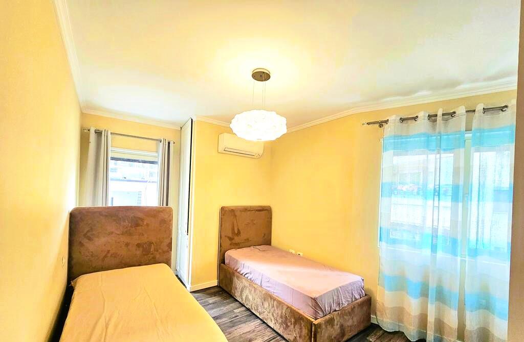 APARTAMENT 2+1+POST PARKIMI  ME QIRA NE RRUGEN E BARRIKADAVE