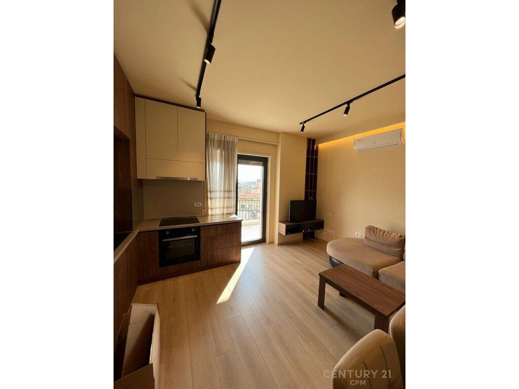 Jepet me qira apartament 1+1 me post parkimi në qendër të Tiranës