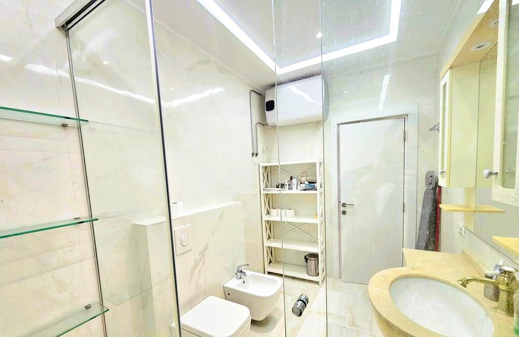 APARTAMENT 2+1+POST PARKIMI  ME QIRA NE RRUGEN E BARRIKADAVE
