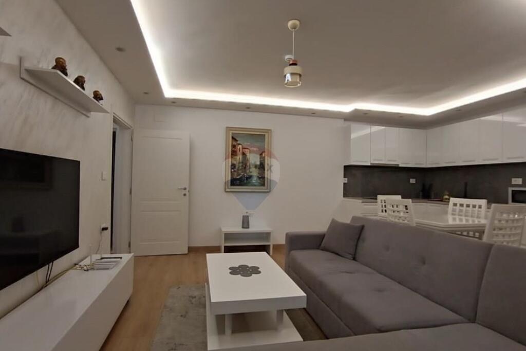Apartament 2+1 me qira ne Qender - Rruga e Barrikadave