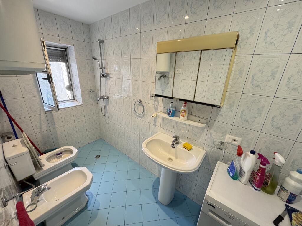 Qera Apartament 1+1  📍21 dhjetori,mbrapa poliklinikes nr9 •Kati 4 me ashensor Cmimi 60.000 leke i pa diskutueshem