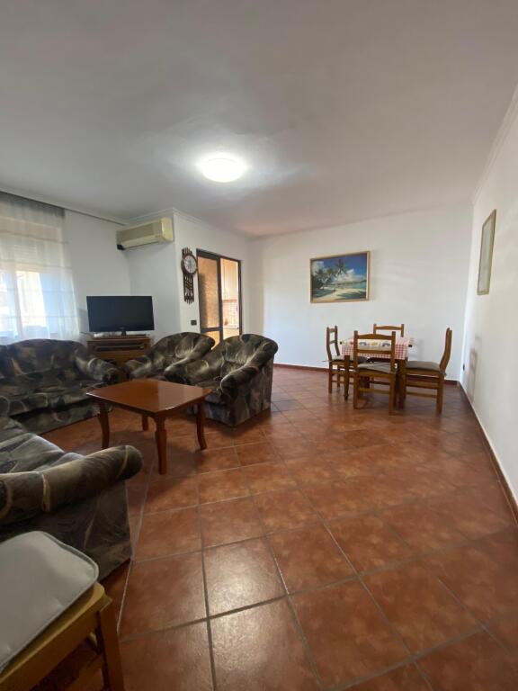 📢 Jepet me qira apartament 2+1 në qendër!