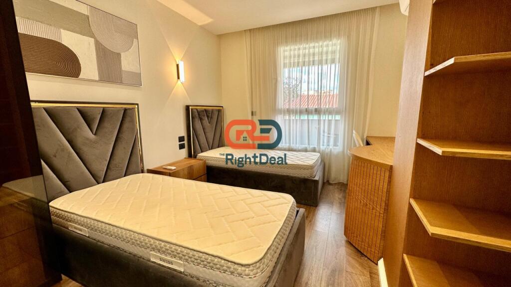 Ne Qender ,Jepet Me Qira Apartament 2+1+2+Verande Totalisht I Investuar!