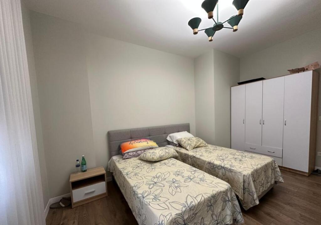 Jepet me qera apartament 2+1tek Komuna e Parisit