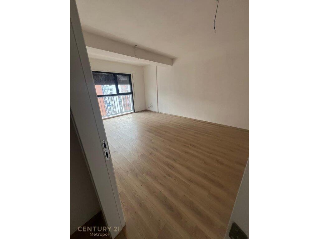 Apartment 2+1+2+ parking space, for residence or office on Bulevardi i Ri !