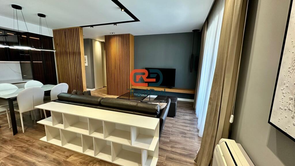 Ne Qender ,Jepet Me Qira Apartament 2+1+2+Verande Totalisht I Investuar!